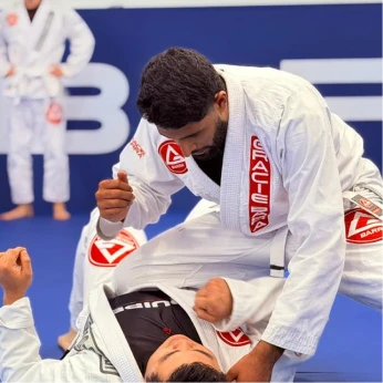 adult_bjj_students_training_at_gracie_barra_artarmon_in_sydney